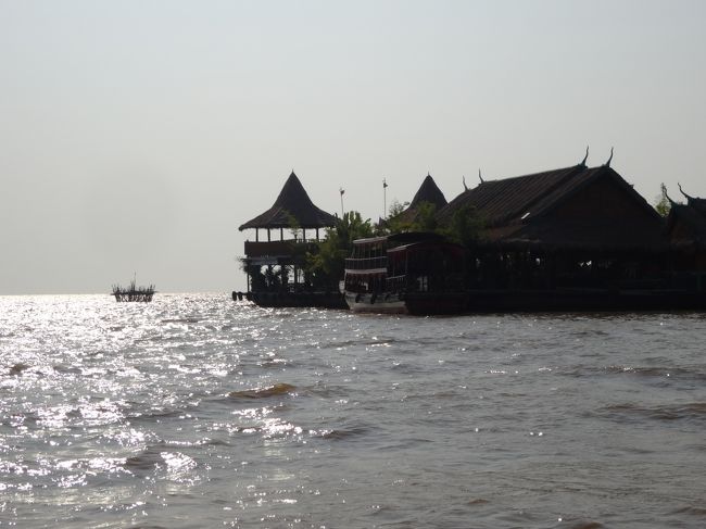 湖での水上生活、雨季と乾季で何度もお引越しするそうです<br />トンレサップ湖の大きさも随分変化するため、大きな船にひかれ、家1件丸ごと移動！<br />