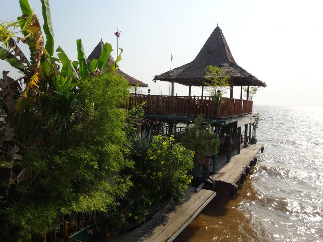 浮島みたいになっていて、緑の木々もあります