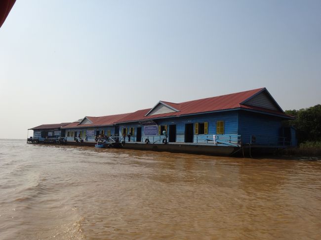 この青い建物は学校なんだそうです<br />勿論、水上に浮いています！