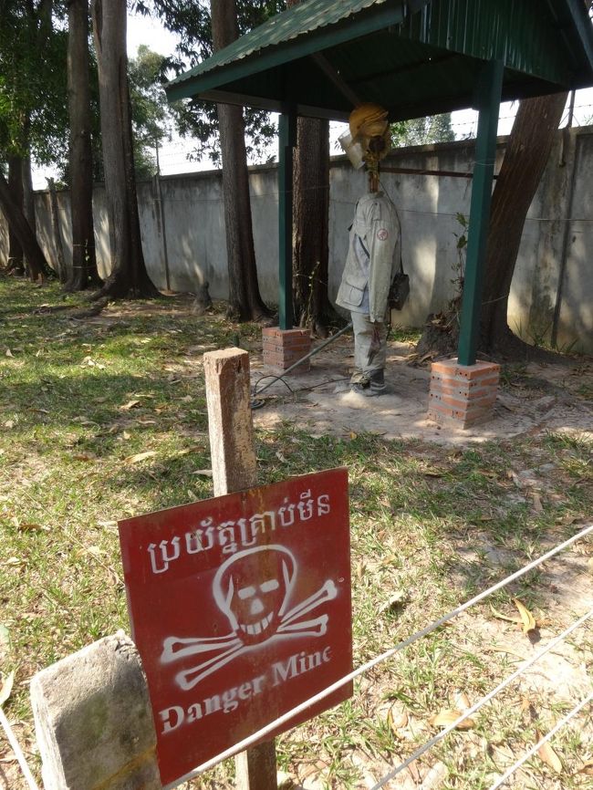 地雷除去の様子<br />Danger Mines：地雷未撤去地帯を意味するメッセージが描かれた看板