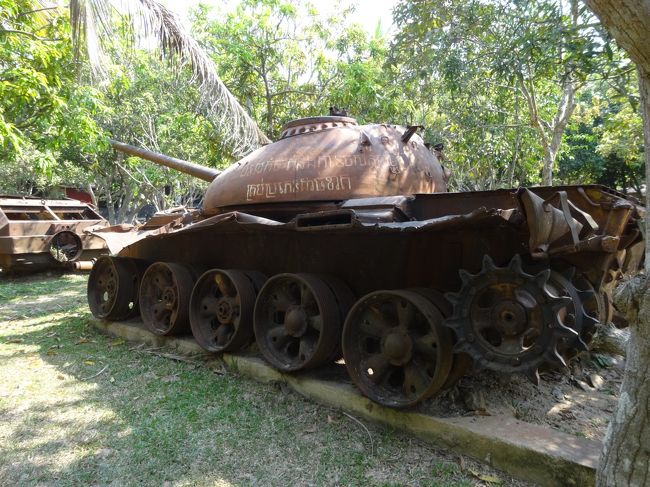 朽ちた戦車が整然と並べられてます