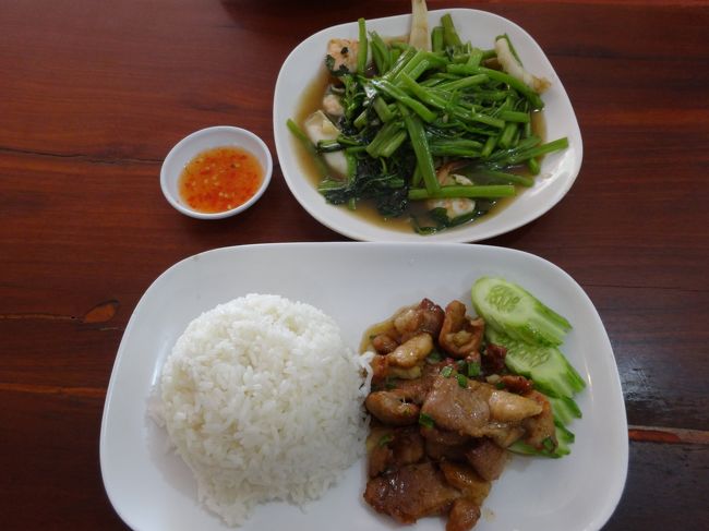 お肉と空心菜のシーフード炒め<br />これにご飯がもう一膳ついて、5ドル！<br />美味しいかったわ～♪