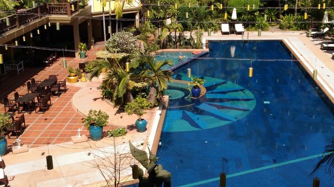 今日は良い天気なので、今からプールで泳いじゃおう！<br />気持ちいいよ～♪