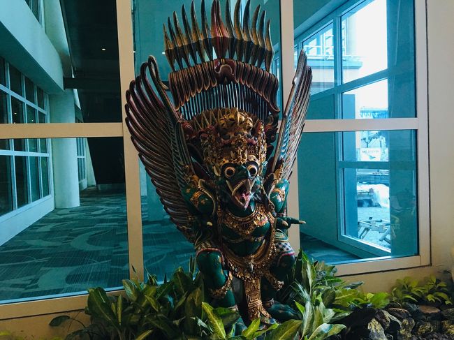 日本出発から10時間。<br />やっとこングラライ空港に到着！<br />飛行機を降りた途端、むわっとした<br />南国特有の湿気を感じた