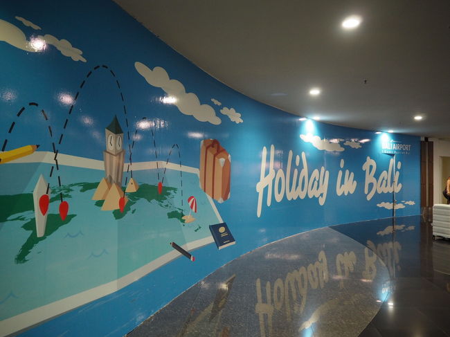 この通路を通ってドライバーと合流。<br />通路出口で「タバコタバコ」と<br />声を掛けてくる現地の人が。<br />喫煙所まで案内してくれるのかと<br />思ったけど、警戒Maxだったので無視。<br />後から赴任してる友だちに話したら、<br />多分薬物だよと…(◎_◎;)<br />インドネシアで薬物は死刑になることも。<br />日本との取引もないので、<br />５年間はインドネシアの刑務所にぶち込まれます。