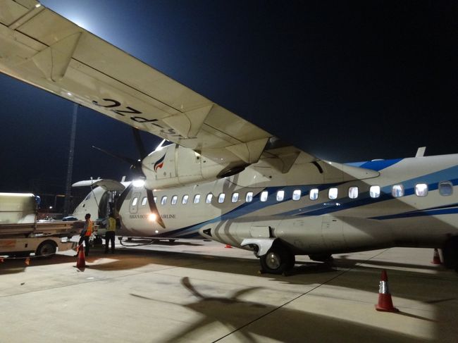 搭乗する飛行機まで、歩いて行きます♪<br />帰りは小さい飛行機だね<br />無事な運航、よろしくお願いいたします！