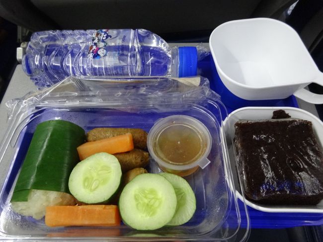 やっぱり帰りも1時間のフライトなのに、機内食が出た♪<br />やるなぁ～、バンコクエアウェイズ！