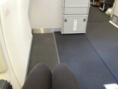 成田空港から香港国際空港へ。
今回は大好きなキャセイパシフィック。
ついでに香港の空港でご飯食べたりウィンドーショッピングもしようというもくろみ。

あらかじめ座席指定ができたのでエコノミー１番前の席ゲット。
後ろもいなかったのでかなり広々。