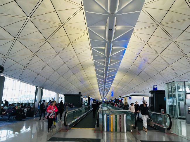 香港国際空港でTransfer。<br />日本出発が遅れたのと<br />向かい風で到着が遅れたのとで<br />危うく乗り遅れるところだった…<br />ギリギリセーフ！