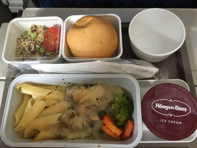 HKG→DPSの機内食<br />ホワイトソースと鶏肉のペンネと<br />楽しみにしてたハーゲンダッツ☻*