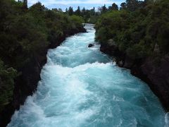 ２時間弱で、マオリ語で「巨大な泡」を意味するフカ滝（Huka Falls）に到着です。
