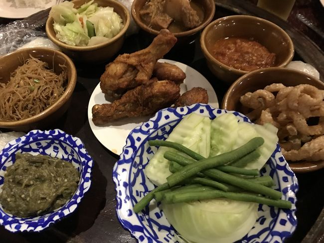 ツアー初日の夕食です。<br /><br />タイ民族舞踊？を見ながらの夕食ですが写真がありません。