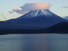 本栖湖からの富士山。この後はくねくねとした山道を降りる忙しさで、写真を撮る暇もありませんでした。