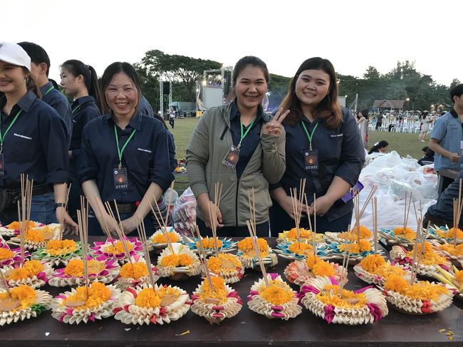 朝から寺院を回ったりとゆう一日ですが、イーペンライナーとロイクラトンの会場までの写真はないので夕方会場で、ロイクラトン　灯篭流しの灯篭を受け取る場所です