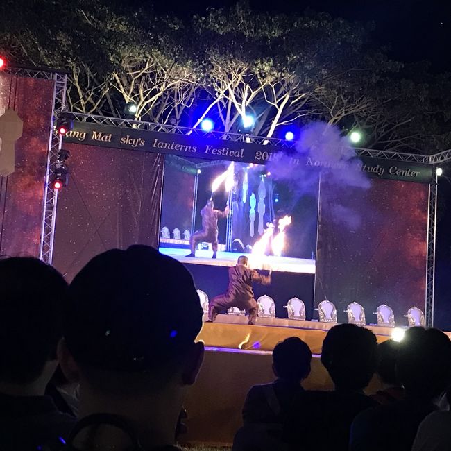 舞台の上のファイアーショー