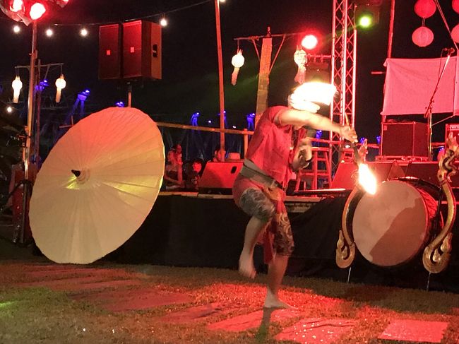 ファイアーダンスも迫力満点