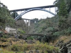 高千穂には３つの橋がある。
一番古いのが下にある神橋
二つ目の高千穂大橋は昭和30年1955に竣工
一番新しい橋が神都高千穂大橋で平成15年に竣工

