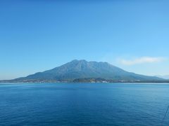 正面の桜島に向かいます。

右端のほうで白い煙のようなモノが見える。

知らなかったけど、今年に入って既に

3日のうち2日は噴火してるンだって。

まぁ、大変(*´▽｀*)