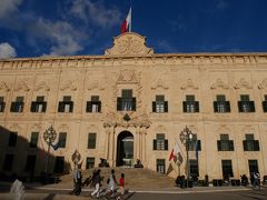 かつてはスペインやポルトガル出身の騎士団の宿泊所でしたが、現在は首相官邸に使われているオーベルジュ・ドゥ・カスティーユ。とっても素敵な建物です。