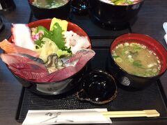 最後の食事はひがし茶屋街近くの海鮮料理屋で。観光地で食べる海鮮丼、美味すぎ…