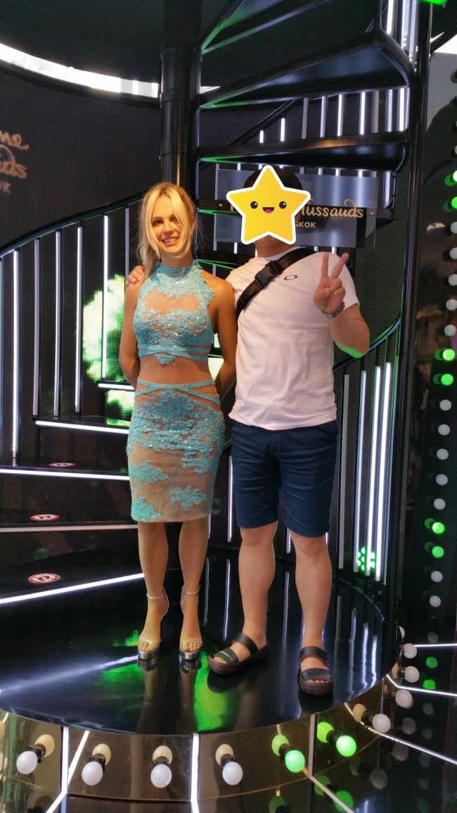 マダムタッソー、ここにもあるのでしょうか。<br /><br />そのまま、隣のサイアムパラゴンとどんどん歩いて行ってチットロムにあるホテルまで歩いて戻りました。<br />電車に乗らなくても２駅分案外歩けました。<br />ホテルに戻って少し休憩。<br /><br /><br />２０時半頃に夜ごはんを食べにチットロムの駅前にある飲食店が色々入っているザ・マーキュリー・ヴィレへ。<br />