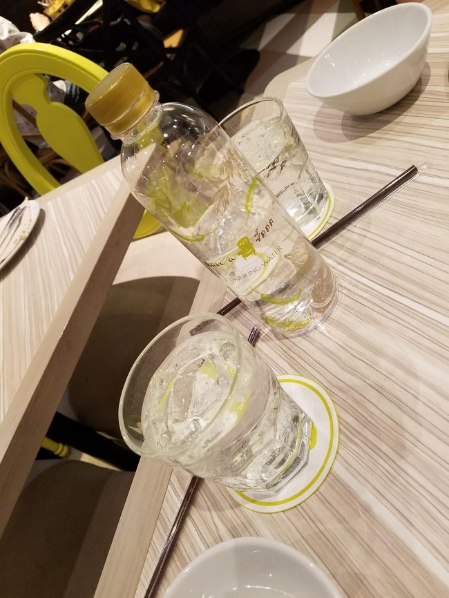 お水を頼んだらお店のロゴ入りペットボトルでした。