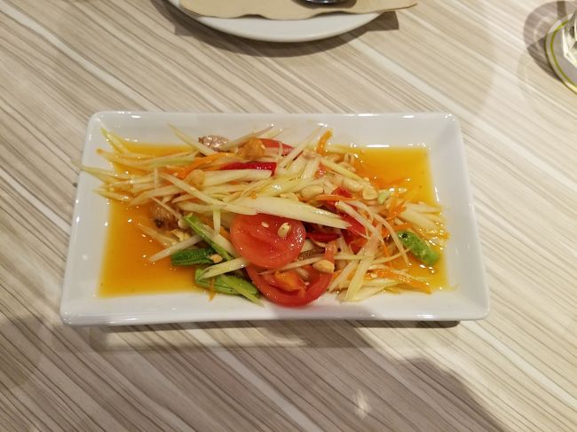 食べたかったのに、まだ食べていなかったソムタム。<br />注文したときにお兄さんに「スパイシー？」と聞かれ思わず「ＹＥＳ！」と言ってしまったのですごく辛かったですが美味しかったです。