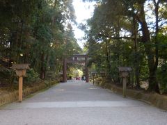 　１３：００　お昼を食べて15分の休憩で出発。石上神宮の参道を下ります。
　