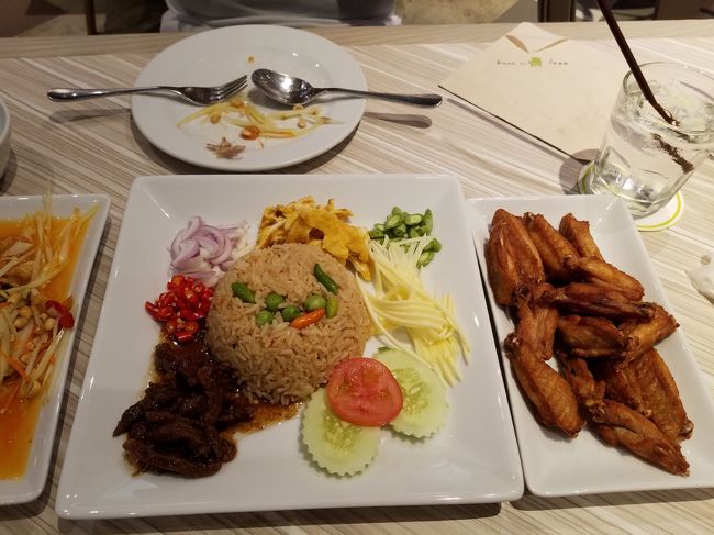 真ん中が、カオクルックカピ。<br />初めて食べましたがこれも美味しかった。<br />右が、骨付きチキンの揚げもの。スイートチリソースに付けて食べました。<br />後、グリーンカレーも注文しましたがお肉たっぷりで美味しかったです。<br /><br />チェーン店みたいですが全体的とても美味しかったです。<br />最後のタイでの食事が美味しかったので満足してホテルに戻りました。<br /><br /><br />最終日は朝５時前に起床。<br />朝食替わりにサイアムパラゴンのグルメマーケットで買ったポメロを食べてチェックアウトしてタクシーを呼んでもらって空港へ。<br />運転手さん、いい人でした。<br />