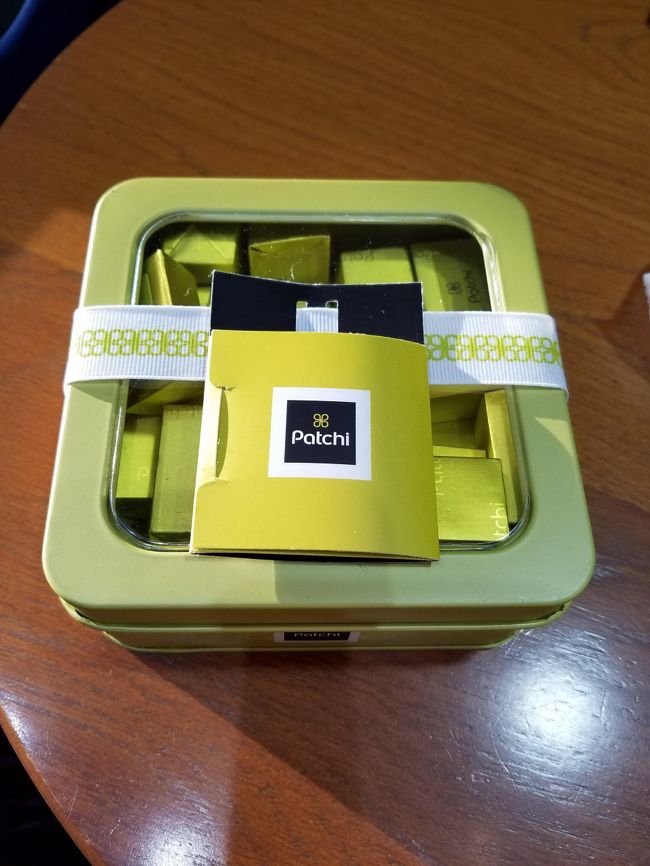 免税店で買おうと決めていたドバイのお土産で有名なレバノン生まれのパッチのチョコレートを購入。<br /><br />色々なパッケージがあって、ミルクチョコレートウィズピスタチオと書いてある缶入りにしました。<br />２種類入っているかと思いましたが、１種類でした。。<br />１１５０Ｂ。約４０００円？！<br /><br />大事に少しずつ食べています。<br /><br />免税店をウロウロしているとあっと間に搭乗時間に。<br />定刻通りに離陸。<br />