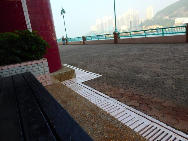 そのマンションの下にありがたいベンチがあったので、休憩！