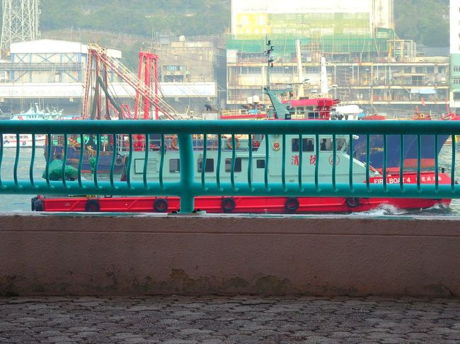 カッコイイ船が通ったんだけど、ベンチから立ち上がって見るまでの気力がない！<br />このままここで横になって昼寝してしまいたーい