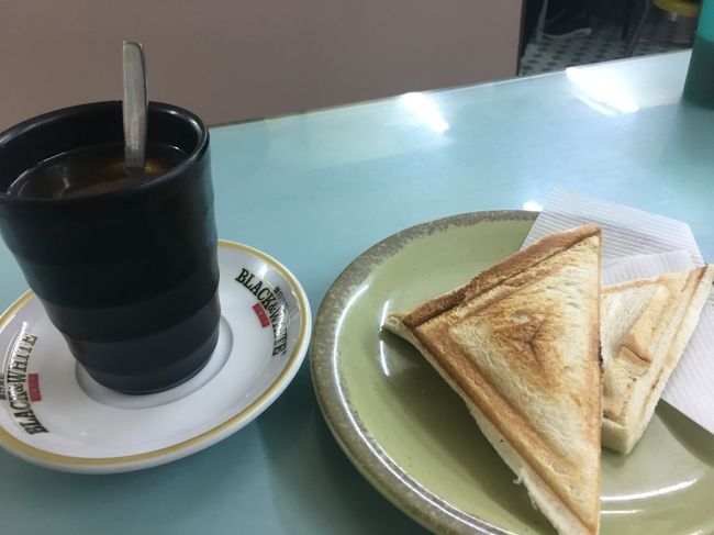 で、チーズハムのやつと熱檸茶<br />あのですねえ、味音痴の私ですが、このチーズの溶け具合がめっちゃ美味しくて、びっくりしましたぁｗ