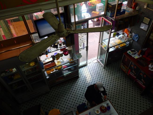 バスの終点金鐘駅まで乗っていたのは、私と歌のおねえさんだけでした。<br /><br />さてここからMTRで一気に旺角まで。<br />お昼は中國氷室で♪<br /><br />お昼ちょっと過ぎでまったりした雰囲気（とてもいい）