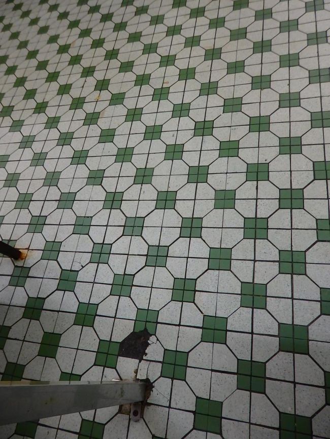 余談ですが、香港の床のタイルの柄を最近研究しています