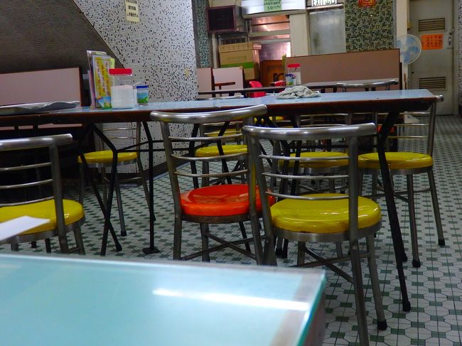 さっきまでそこのテーブルに、どこかのお店か会社の人たちのグループがいて、がやがやしてましたが・・いなくなって静かです。