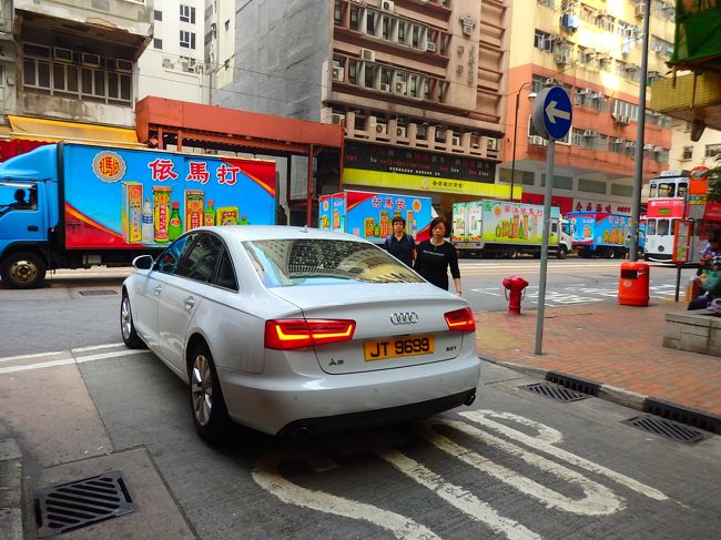 あ、michiyoさんが好きなトラック大集合ですよ！<br />（道のこっち側にも2台いた）