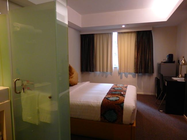 しかーし・・・<br /><br />感じのいいレセプションのおねえさんから渡されたカギは・・<br />なぜ？<br />なぜ私の部屋は3階なの？<br /><br />レセプションが4階なのに、なぜ？<br />なぜ私の部屋は3階なの？