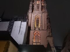 レーマー広場まではザイルから１０分ほどなので、移動。

フランクフルト大聖堂。
前回は教会内を見るつもりが、間違えて登ってしまったのでした。