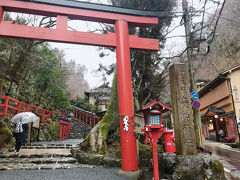 電車を降りたあともバスを乗り継ぎ、雨降る貴船神社に到着！
貴船神社といえば川床で涼やかな夏を過ごすイメージですが、初春+雨でなかなかの寒さ。オフシーズンのため人も少なく、なんとなく物寂しい雰囲気…。