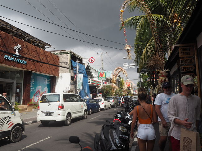 ホテルから歩いて<br />スミニャックスクエアへ