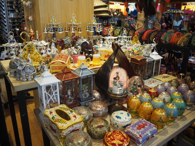 お土産も揃うスーパー<br />かわいい小物がたくさん