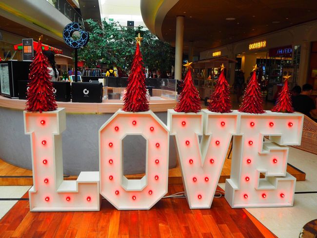 LOVEの上にも<br />小さな赤いツリー