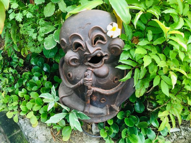 迷路のような敷地内を歩いて行くと<br />所々にえびす様のような置物がたくさん。<br />プルメリアがちょこんと乗っていました