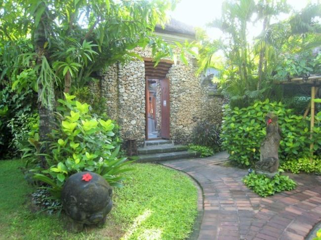 門をくぐるともう１つ門が<br />この先がレセプション