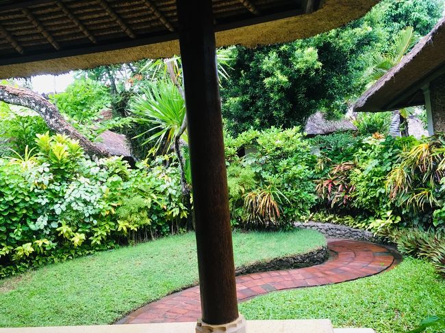 イスに座ってみた。<br />バイクや車だらけの街だったけど、<br />ホテル内はグリーンが多くて落ち着く