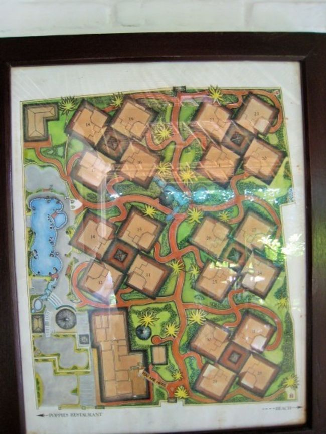 敷地内の地図。まるで迷路！<br />私たちは14番のお部屋に宿泊。<br /><br />実は夜中にホテルに帰ってきた時に、<br />１度だけお部屋を間違えて<br />欧米の方のお部屋のカギを<br />ガチャガチャしちゃいました(O_O)<br />sorry…(><;)<br />これだけ密集していたけど、<br />きれいに整備された植木が<br />景観を壊さずいいパーテンションに。