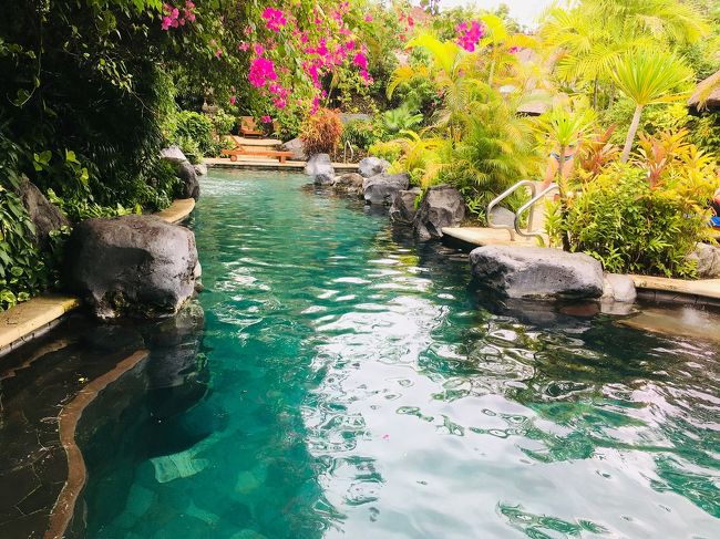 ホテルのプール<br />奥にはプールバーも！<br />ホテルには寝に帰るだけだったのと<br />スコールが降ったりして<br />探索程度しか寄らなかったのが残念