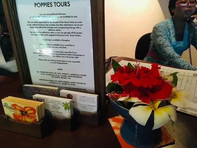 レセプションには<br />ホテルのカードと<br />バリらしいお花が飾ってありました