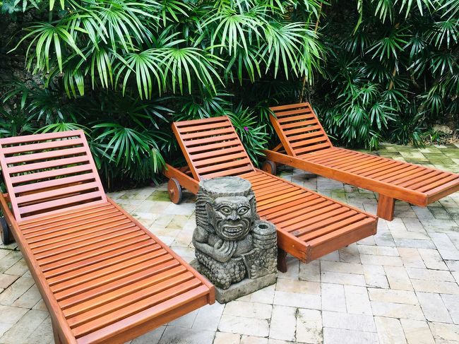 木製のビーチチェア<br />お願いすればマットを持ってきてくれる